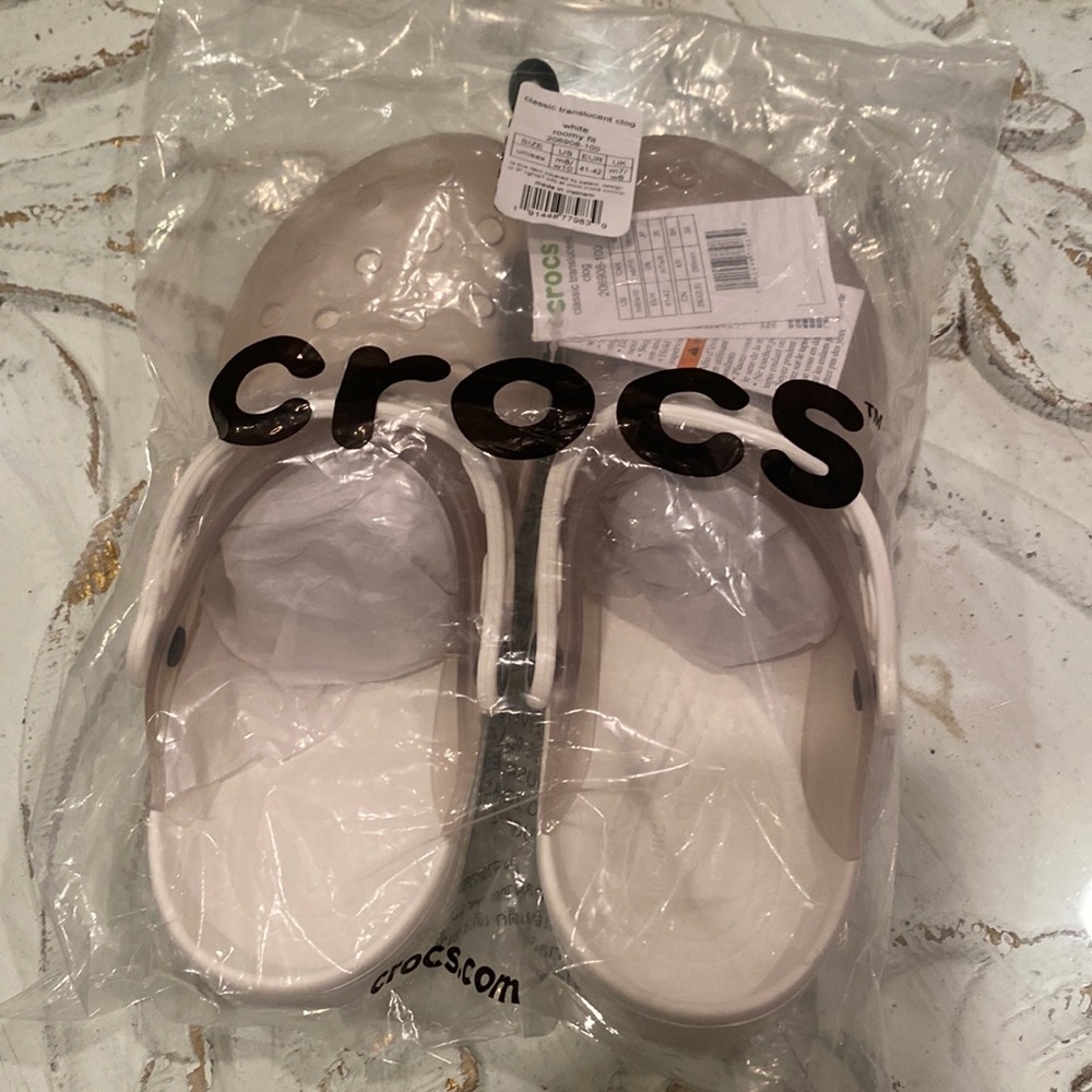 CROCS- NWT size m8/w10 Classic Translucent Clog